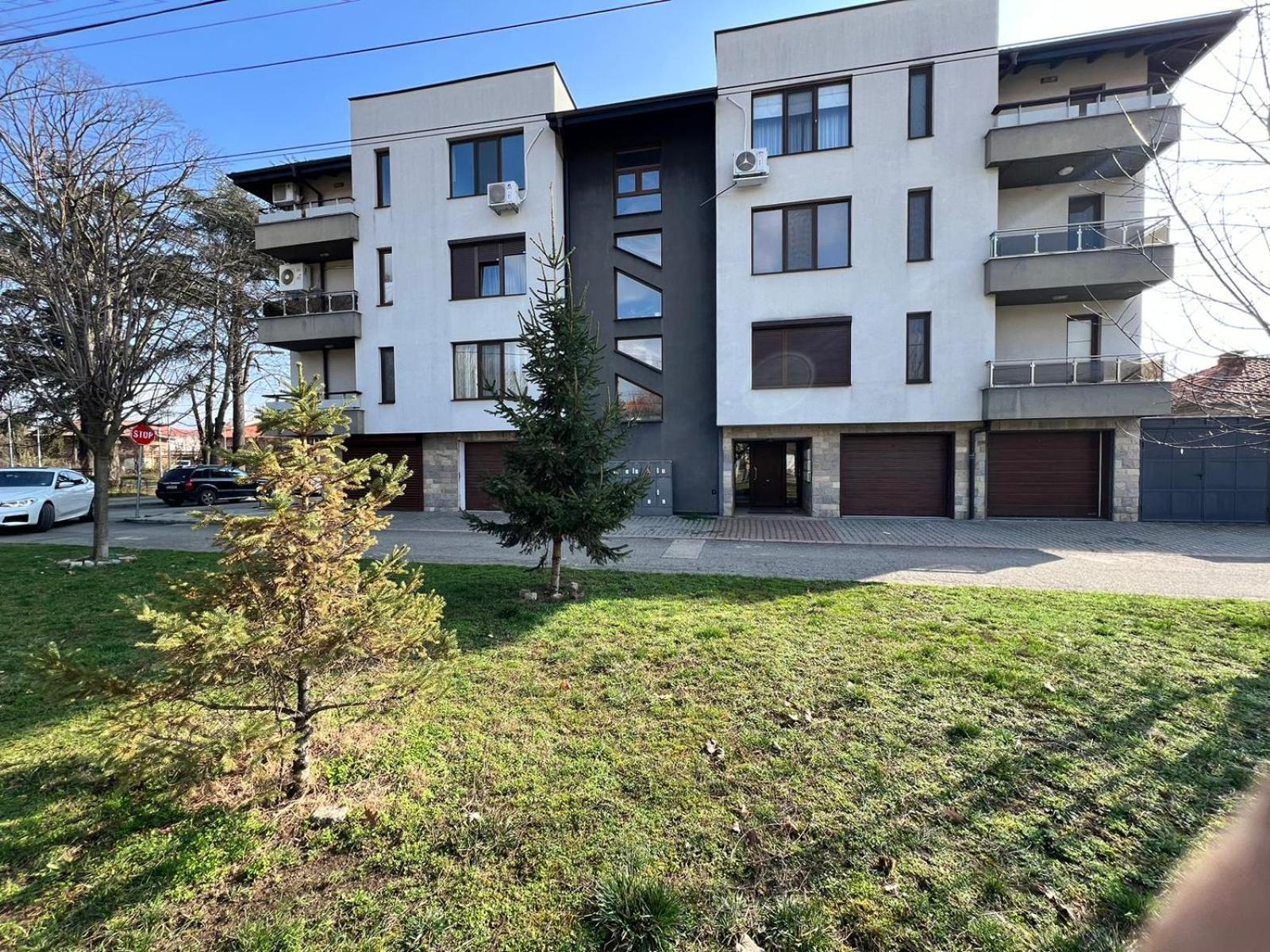 Kazanlak Large Guest House Apartment Near The Center With Full Kitchen & Dining Room, King Beds, Garden Patio, Free Parking & Self Check-In Eksteriør billede