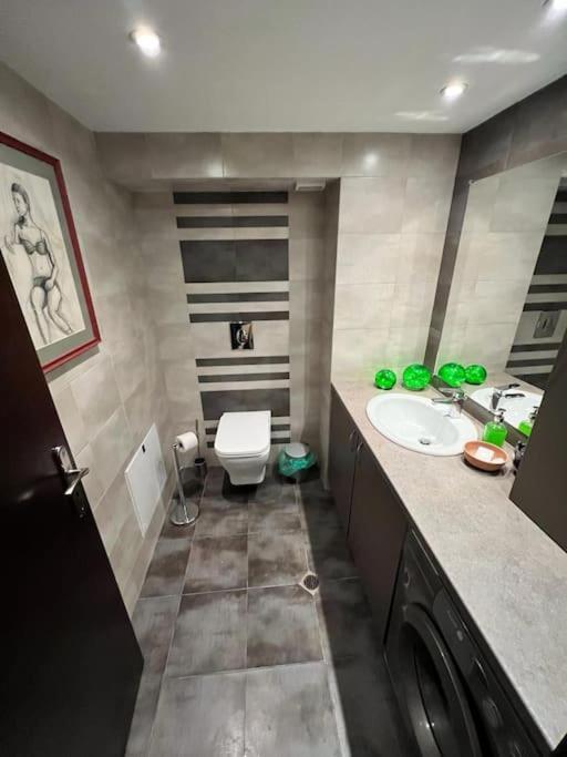Kazanlak Large Guest House Apartment Near The Center With Full Kitchen & Dining Room, King Beds, Garden Patio, Free Parking & Self Check-In Eksteriør billede