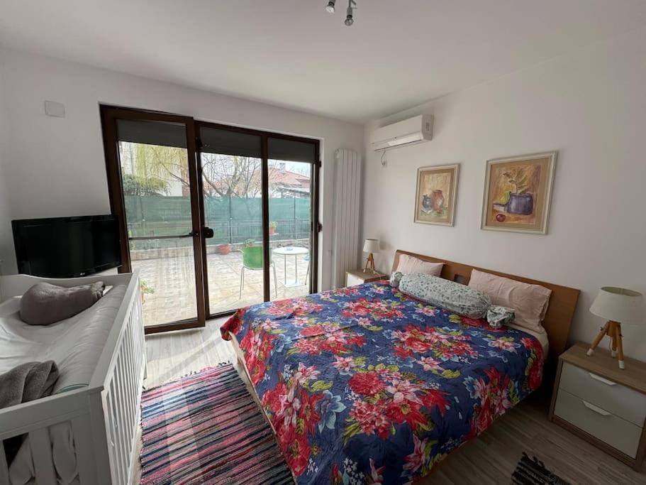 Kazanlak Large Guest House Apartment Near The Center With Full Kitchen & Dining Room, King Beds, Garden Patio, Free Parking & Self Check-In Eksteriør billede