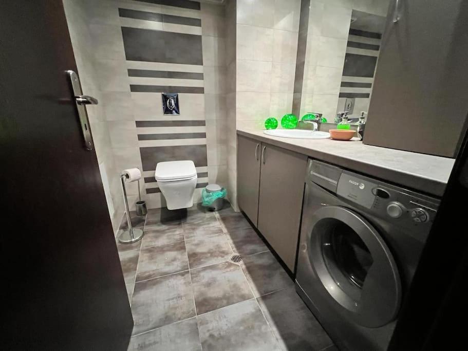Kazanlak Large Guest House Apartment Near The Center With Full Kitchen & Dining Room, King Beds, Garden Patio, Free Parking & Self Check-In Eksteriør billede