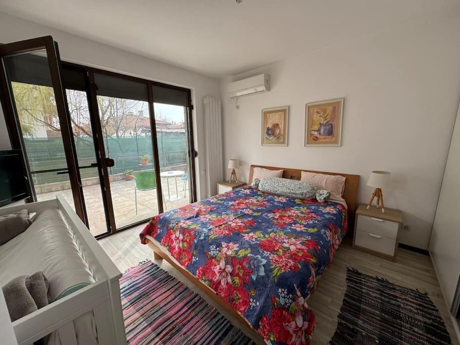 Kazanlak Large Guest House Apartment Near The Center With Full Kitchen & Dining Room, King Beds, Garden Patio, Free Parking & Self Check-In Eksteriør billede