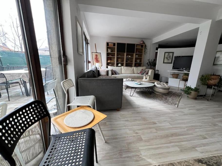 Kazanlak Large Guest House Apartment Near The Center With Full Kitchen & Dining Room, King Beds, Garden Patio, Free Parking & Self Check-In Eksteriør billede